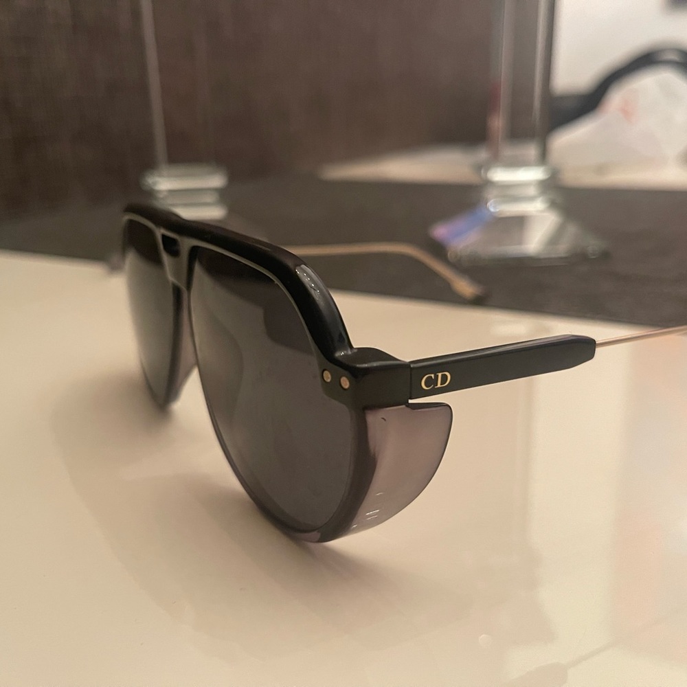 Sunglass Dior rarely used Has the original box and lens cleaning cloth closed. - Picture 5 of 6